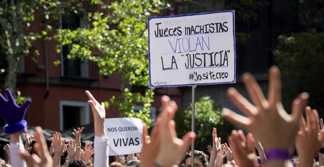 Concentración feminista contra el fallo judicial de La Manada en la Puerta del Sol, coincidiendo con el acto conmemorativo de la Fiesta del 2 de Mayo, celebrado en la Real Casa de Correos de Madrid. EFE/Luca Piergiovanni