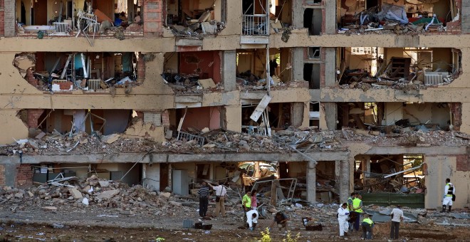 Estado en el que quedó la casa cuartel de la Guardia Civil en Burgos, tras el atentado de ETA en julio de 2009. REUTERS/Felix Ordonez