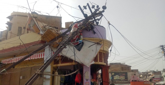 Poste eléctrico derribado por una tormenta en Alwar, en el estado occidental de Rajasthan, India. REUTERS