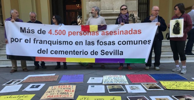 Víctimas del franquismo en la puerta del Ayuntamiento de Sevilla.