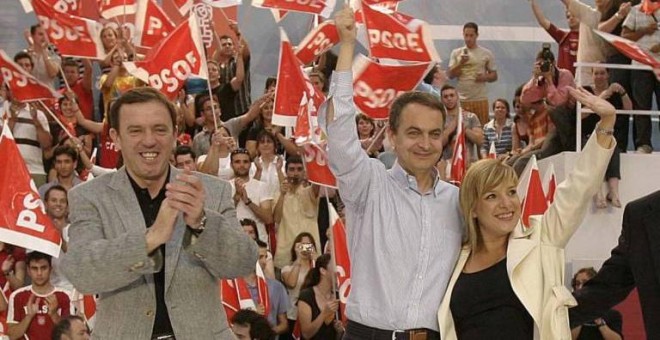 Joan Ignasi Pla, Zapatero y Etelvina Andreu, en un mitin en 2007. / EFE