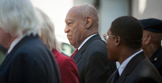 Bill Cosby sale del palacio de justicia del condado de Montgomery. / EFE