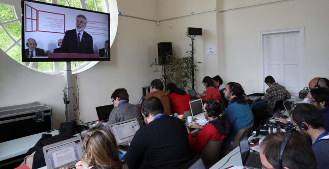 Los periodistas siguen la intervención de Gerry Adams, en una conferencia en la localidad vascofrancesa de Cambo-les-Bains para certificar el final de ETA. EFE/ Juan Herrero