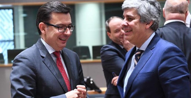 El presidente del Eurogrupo y ministro de Finanzas portugués Mario Centeno (R) habla con el ministro de Economía español, Roman Escolano. EMMANUEL DUNAND / AFP