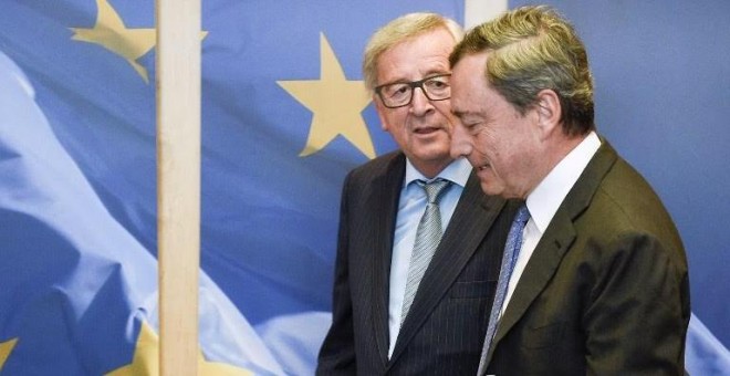 El presidente de la Comisión Europea, Jean-Claude Juncker (L), da la bienvenida al presidente del Banco Central Europeo, Mario Draghi. JOHN THYS / AFP