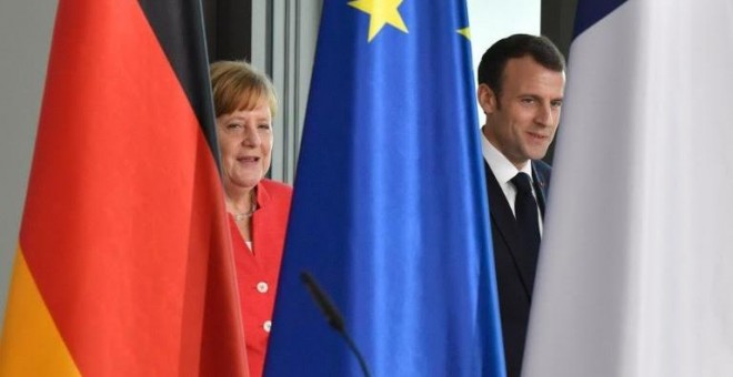 La canciller alemana, Angela Merkel, y el presidente francés, Emmanuel Macron, llegan para dar una conferencia de prensa conjunta. JOHN MACDOUGALL / AFP