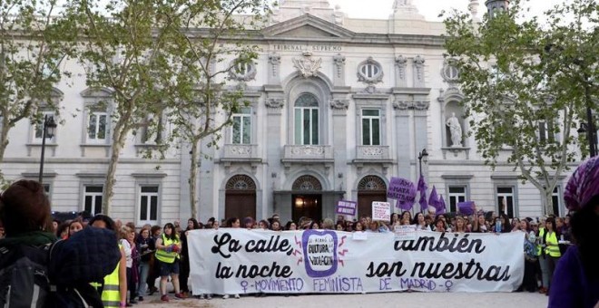 Cientos de personas, en su mayoría mujeres, han protestado esta tarde frente al Tribunal Supremo de Madrid contra la sentencia de La Manada, tras la manifestación iniciada en el Ministerio de Sanidad. EFE