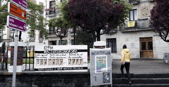 Un panel colocado junto al Ayuntamiento de Alsasua recuerda los días que llevan en la cárcel algunos de los jóvenes que han sido juzgados en la Audiencia Nacional acusados de agredir a dos guardias civiles en Alsasua (Navarra). EFE/Jesus Diges