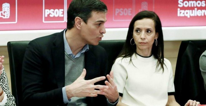 El secretario general del PSOE, Pedro Sánchez, con la exministra Beatriz Corredor, en una reunión en la sede socialista de Ferraz. EFE