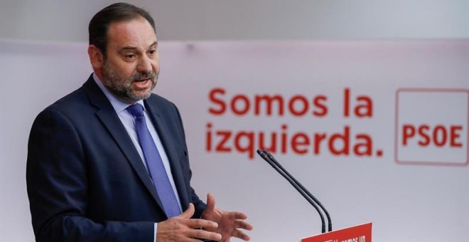 El secretario de Organización del PSOE, José Luis Ábalos,en rueda de prensa en la sede del partido ha calificado este domingo como 'política de ruptura' la intención de los independentistas de investir al expresident de la Generalitat Carles Puigdemont a