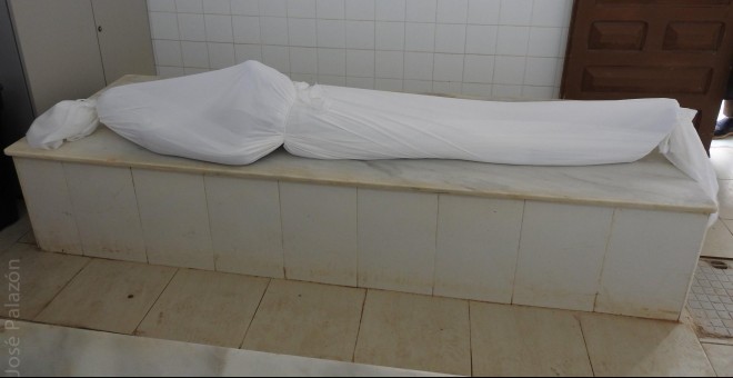 El cuerpo de Mamadou Barry, en el cementerio musulmán de Melilla, antes de ser enterrado. JOSÉ PALAZÓN