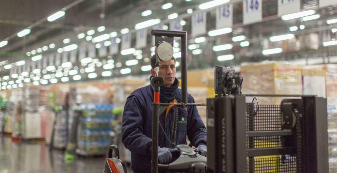 Trabajador en un bloque logístico de Mercadona