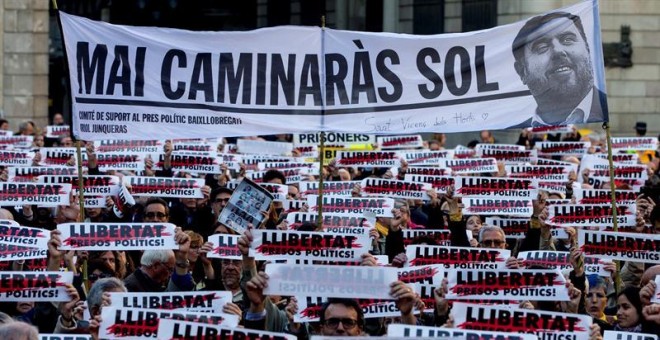 Aspecto de la concentración en la plaza Sant Jaume de Barcelona, en solidaridad con Oriol Junqueras y Joaquim Forn el pasado 2 de mayo. /EFE