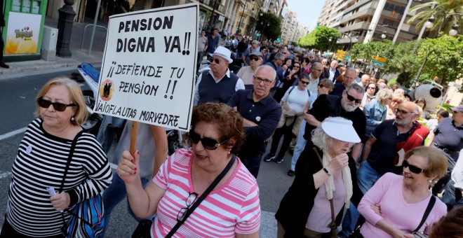 Varias mujeres en una manifestación de pensionistas, en Valencia. REUTERS/Heino Kalis