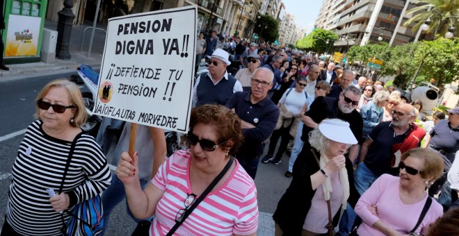 Varias mujeres en una manifestación de pensionistas, en Valencia. REUTERS/Heino Kalis