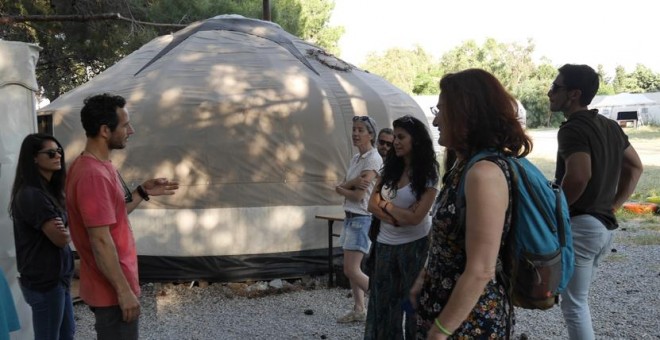 Los miembros de ProemAid y otros activistas y Efi Latsoudi ante la guardería de PIKPA. MARÍA IGLESIAS