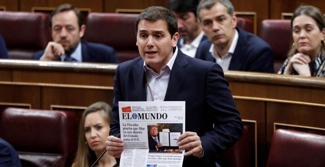 El líder de Cs, Albert Rivera, durante su intervención en la sesión de control al Gobierno en el Congreso de los Diputados, pregunta al presidente del Gobierno, Mariano Rajoy, por qué el Gobierno no ha recurrido aún ante el Tribunal Constitucional el voto