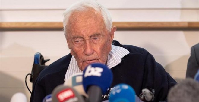 El científico australiano David Goodall, de 104 años, participa en una rueda de prensa en Basilea (Suiza) el día previo a recibir la eutanasia. / EFE