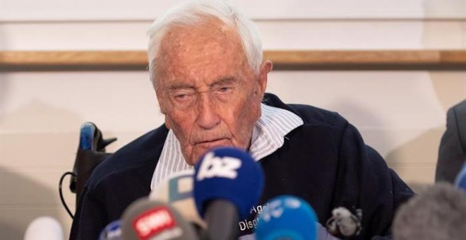 El científico australiano David Goodall, de 104 años, participa en una rueda de prensa en Basilea (Suiza) el día previo a recibir la eutanasia. / EFE