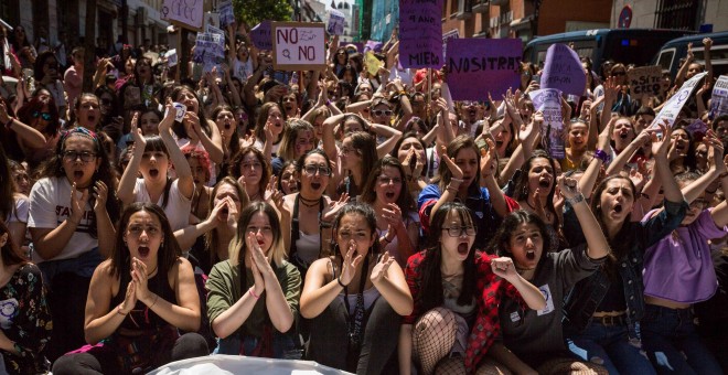 Cientos de estudiantes se manifiestan contra la sentencia a 'La Manada' frente al Ministerio de Justicia, en Madrid, en una jornada de huelga convocada por el Sindicato de Estudiantes.- JAIRO VARGAS