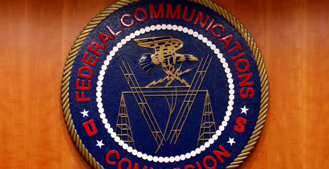 El logo de la FCC, en una imagen tomada justo antes de la audiencia en Washington sobre neutralidad de la red. REUTERS