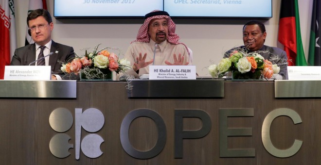 El ministro rudo de Energía, Alexander Novak, el ministro saudí del Petroleo, Khalid al-Falih, y el secretario general dela OPEP, Mohammad Barkindo, en una reunión del cártel de los países productores en Viena, el pasadao noviembre. REUTERS/Heinz-Peter Ba