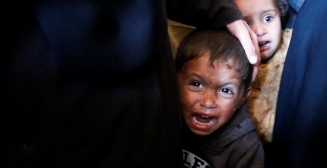 Un niño palestino llora durante el funeral del joven palestino Tahreer Wahba, de 17 años, fallecido tras resultar herido en las protestas contra Isreal en la frontera entre Israel y Gaza, en Khan Younis, al el sur de la Franja de Gaza.- REUTERS