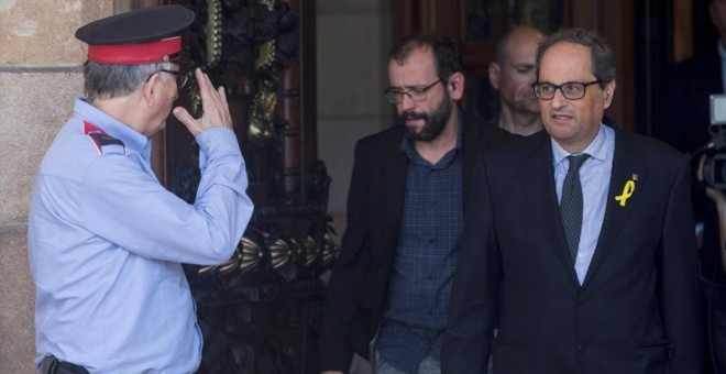 El candidato a presidente de la Generalitat, Quim Torra (d), sale del Parlament tras la reunión que mantenido el grupo parlamentario de JxCat que ha contado con la presencia telemática desde Berlín de Carles Puigdemont , Neus Munté, Marta Pascal y Mercè C