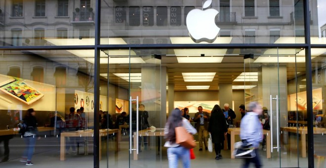 Clientes entran en la Apple Store de Zúrich, en una imagen de archivo. REUTERS/Arnd Wiegmann