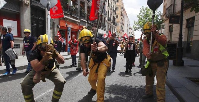 Bomberos Forestales se manifiestan en Madrid. / JAVIER LÓPEZ (EFE)