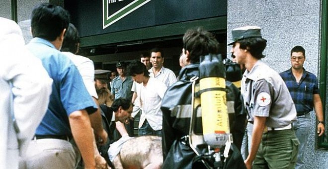 Fotografía de archivo tomada el 19 de junio de 1987, en la que se ve al traslado de una de las víctimas del atentado perpetrado por ETA en el supermercado Hipercor de Barcelona, en el que murieron quince personas y 35 resultaron heridas./ EFE