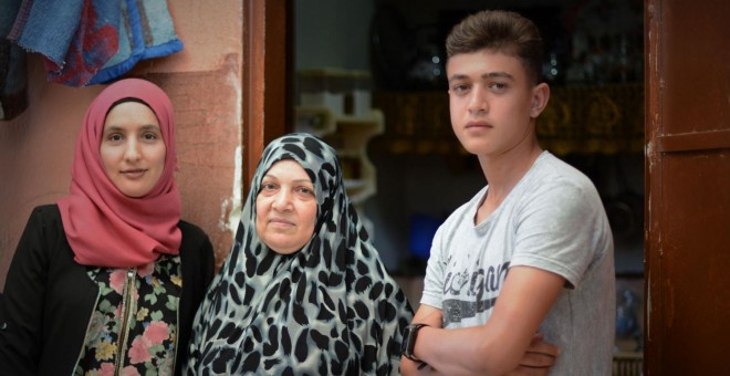 Las hermanas Mayada y Fadylih Khalaf, y el nieto de Fadylih, Mohammad, de 16 años. /ANDREA OLEA