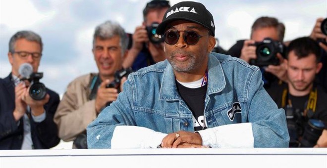 El director de cine estadounidense Spike Lee posa durante el pase gráfico de la película BlacKkKlansman. EFE