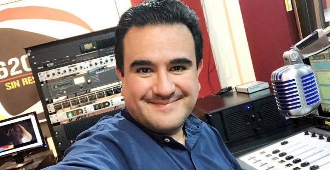 El periodista mexicano, Juan Carlos Huerta, haciéndose un selfie durante su programa radiofónico en Tabasco, México. / Reuters
