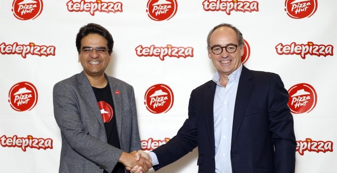 El presidente de Pizza Hut International, Milind Pant, (i) y el presidente ejecutivo de Telepizza, Pablo Juantegui (d). E.P.