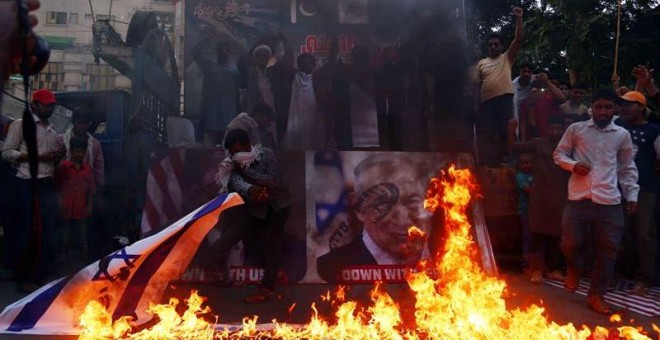 Partidarios de la Organización Imamia, un cuerpo de musulmanes chiitas, asisten a una manifestación contra Israel y los recientes disparos a palestinos en Gaza, en Karachi (Pakistán), hoy, 16 de mayo de 2018. EFE/ Arshad Arbab