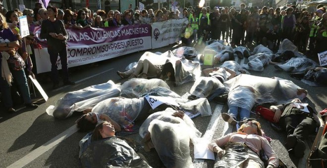 Un momento de la manifestación del movimiento feminista por el 'Incumplimiento del pacto de estado contra la violencia de género', esta tarde en Madrid. EFE