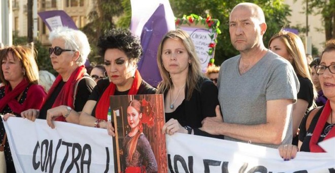 Los padres de María del Mar, la joven fallecida a manos de su pareja en el campo de tiro de Las Gabias, María del Mar Chambo (2d) y Herminio Contreras (d), arropados por amigos y familiares, durante la manifestación convocada esta tarde en Granada por el