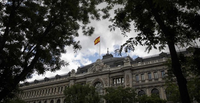 La bandera española en la fachada del Banco de España. REUTERS