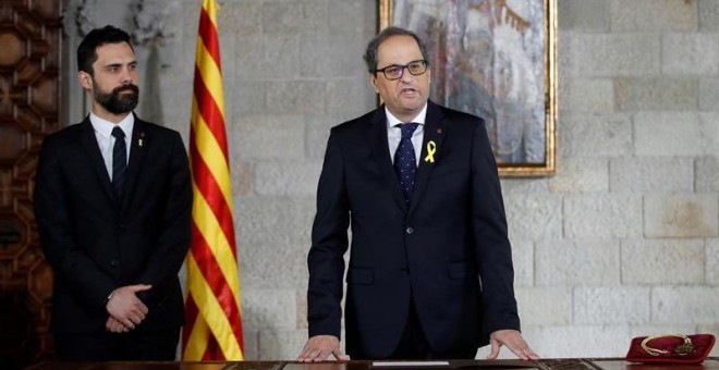 Quim Torra (d), acompañado por el presidente del Parlament, Roger Torrent (i), toma posesión de su cargo como presidente de la Generalitat en un acto celebrado hoy en el Saló Verge de Montserrat del Palau de la Generalitat. EFE/Alberto Estéve Foto del 17/