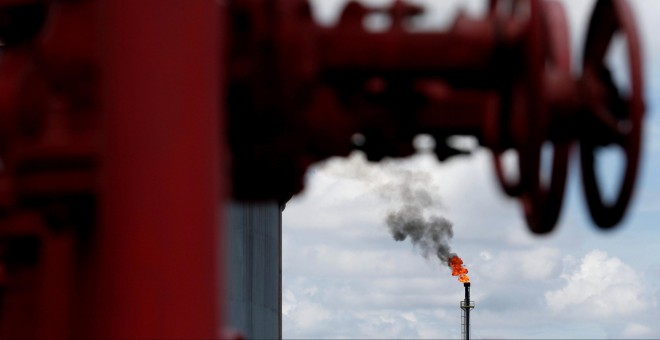 Una llamarada en una chimenea de la refinería Sapugaskanda de la Ceylon Petroleum Corporation (CPS) en Colombo (Sri Lanka). REUTERS / Dinuka Liyanawatte