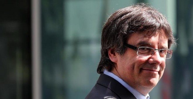 17/05/2018.- El expresidente de la Generalitat catalana Carles Puigdemont sonríe tras hacer una declaración a la prensa después de la reunión mantenida con seis eurodiputados de la Plataforma EU-Catalonia Dialogue en Berlín (Alemania) hoy, 17 de mayo de 2