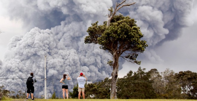 La gente mira la ceniza del volcán Kilauea en Hawai. REUTERS