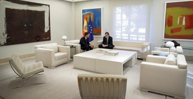 El presidente del Gobierno, Mariano Rajoy, y el líder del PSOE, Pedro Sánchez, durante la reunión que mantuvieron en el Palacio de la Moncloa. EFE/ Emilio Naranjo