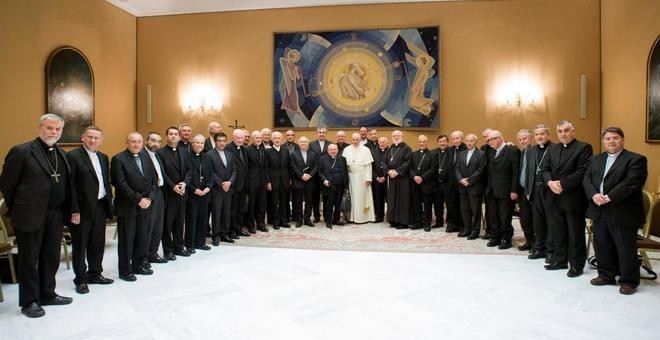 El papa Francisco posa junto a los obispos chilenos en el Vaticano. REUTERS/OSSERVATORE ROMANO