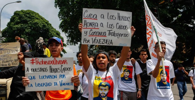 Manifestantes opositores participan en una marcha hasta la sede de la Organización de Estados Americanos (OEA), contra las elecciones presidenciales en Venezuela, en Caracas. EFE/Cristian Hernandez