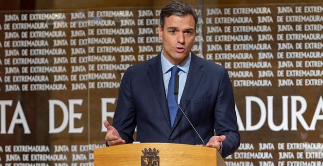 El secretario general del PSOE, Pedro Sánchez, durante la rueda de prensa posterior al encuentro de trabajo mantenido con el presidente de la Junta de Extremadura, Guillermo Fernández Vara, en Mérida. EFE/Jero Morales