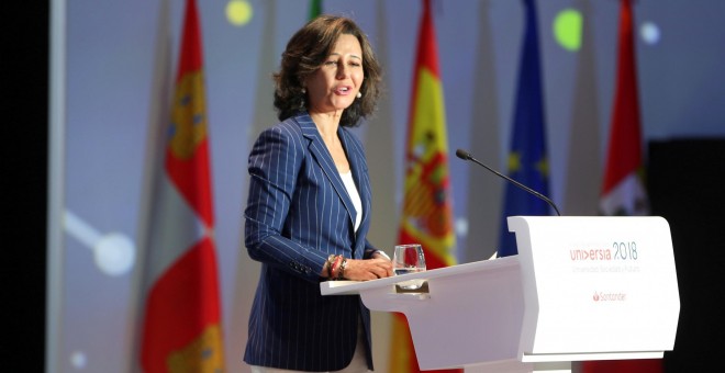 La presidenta del Banco Santander, Ana Patricia Botín, durante su intervención en la inauguración del IV Encuentro Internacional de Rectores Universia, en Salamanca. EFE/ J.M.GARCIA