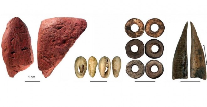 Ocre trabajado, cuentas de conchas marinas, cuentas de huevo de avestruz, instrumento de hueso (izquierda a derecha) hallados en Panga ya Saidi./FRANCESCO D´ERRICO/AFRICA PITARCH