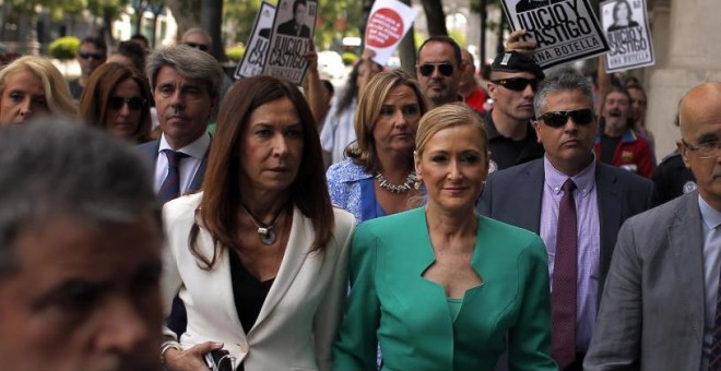 Cristina Cifuentes, con la que fue su jefa del gabinete de Comunicación, Marisa González (i). / EFE